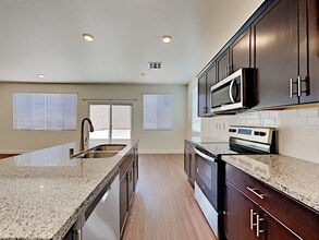 668 N Water St in Henderson, NV - Foto de edificio - Building Photo