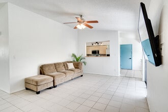 8724 Tall Pine Ln, Unit Master Bedroom in Orlando, FL - Building Photo - Building Photo