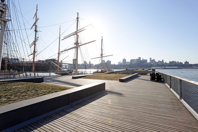 80 South Street Seaport in New York, NY - Foto de edificio - Building Photo