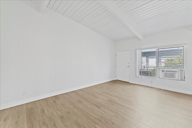 6110 Cahuenga Blvd in Los Angeles, CA - Building Photo - Building Photo