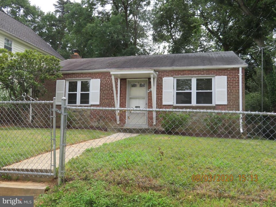 4218 Matthews Ln in Kensington, MD - Building Photo