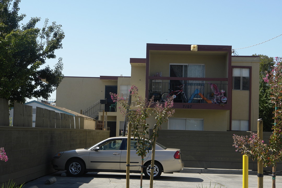 7107 Favor St in Oakland, CA - Building Photo