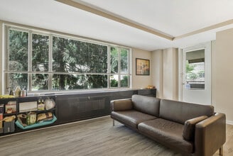 1121 Arlington Blvd, Unit 230 in Arlington, VA - Foto de edificio - Building Photo