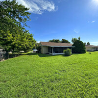 1852 SE Rainier Rd in Port St. Lucie, FL - Foto de edificio - Building Photo