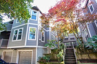 220 SW Meade St in Portland, OR - Building Photo