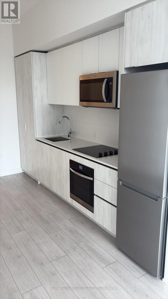 5858 Yonge St in Toronto, ON - Building Photo - Building Photo