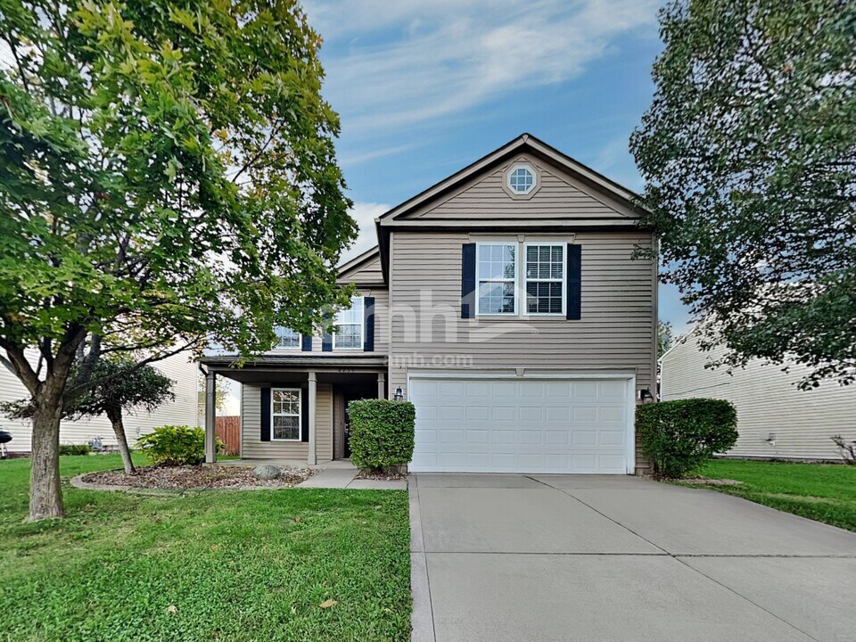 8235 Gathering Cir in Indianapolis, IN - Building Photo