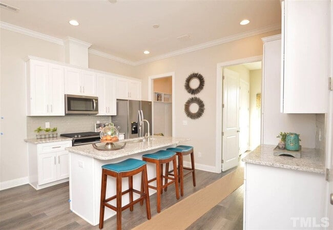 Room in Townhome on Philip's Square in Chapel Hill, NC - Building Photo - Building Photo