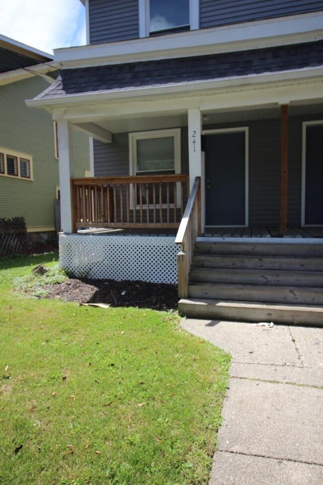 241 Valley Ave NW in Grand Rapids, MI - Building Photo - Building Photo
