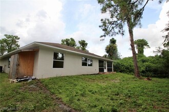 6112 Kramer Ave in Tice, FL - Building Photo - Building Photo