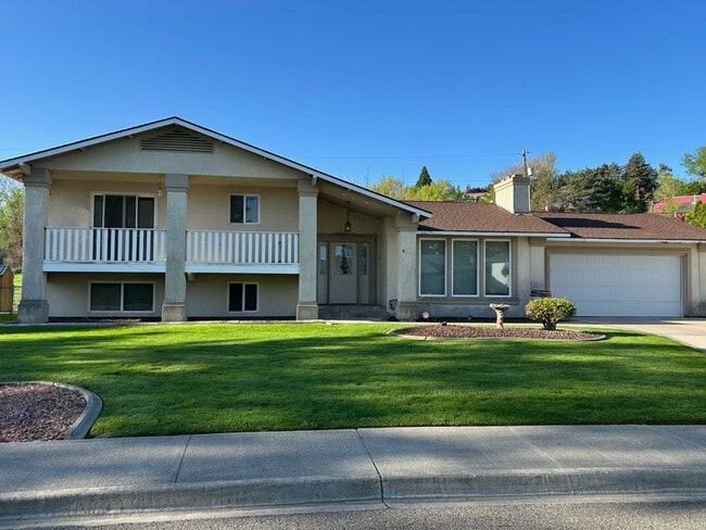 property at 411 W 21st Pl