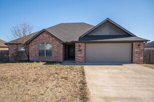 380 Captain Marshall St in Prairie Grove, AR - Building Photo