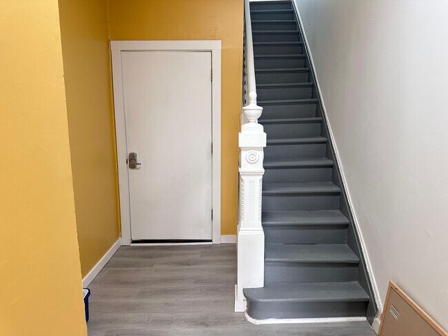 132 Charles St in Mount Oliver, PA - Foto de edificio - Building Photo