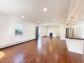 18 Bayles Ave in Stony Brook, NY - Building Photo - Building Photo