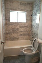 584 NW 65th St in Miami, FL - Foto de edificio - Building Photo