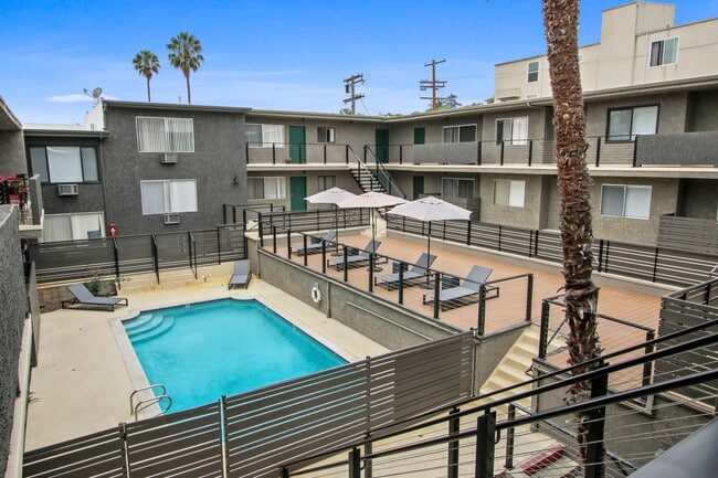 10795 Woodbine in Los Angeles, CA - Foto de edificio - Building Photo