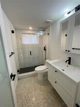 560 NW 1st St-Unit -1 in Miami, FL - Building Photo - Building Photo