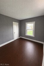 13605 Gainsboro Ave in East Cleveland, OH - Foto de edificio - Building Photo