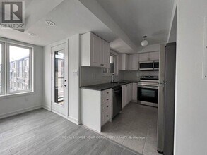 127 Appletree Ln in Barrie, ON - Building Photo - Building Photo