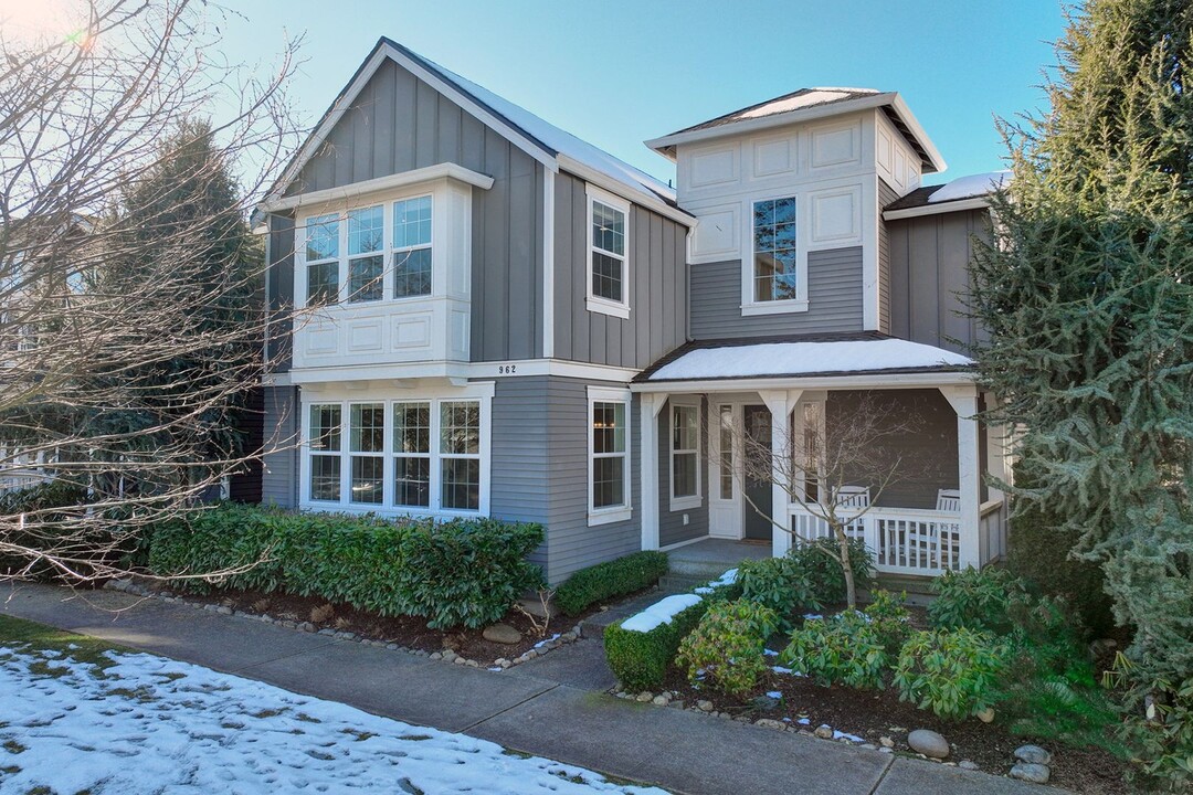 962 Pine Crest Cir NE in Issaquah, WA - Foto de edificio