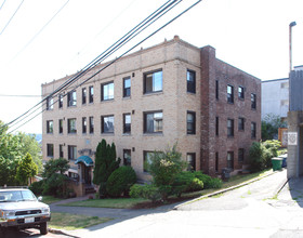 Warren Cliff Apartments in Seattle, WA - Building Photo - Building Photo