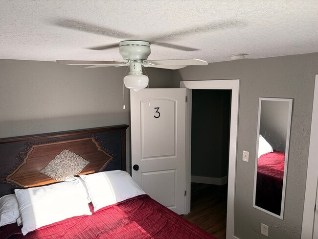 2150 Morehouse Rd, Unit Rooms for Rent