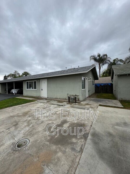 400 N Hall St in Visalia, CA - Building Photo