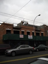10223 43rd Ave in Flushing, NY - Foto de edificio - Building Photo