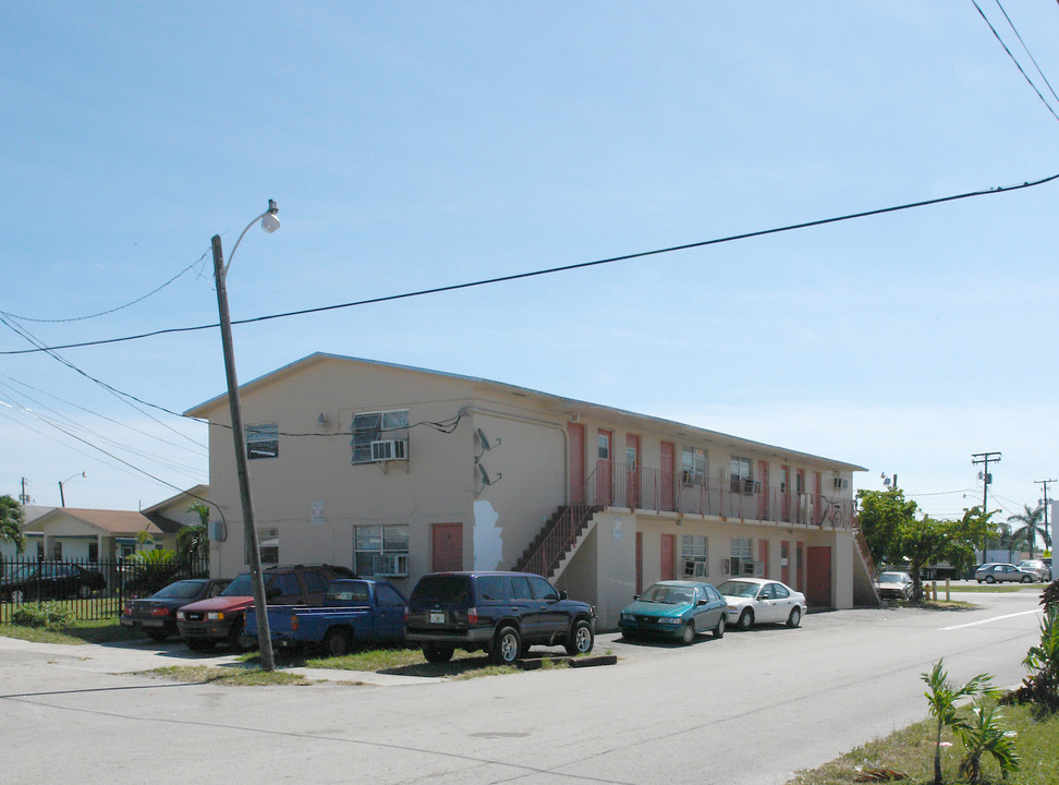 Sandstone Apartments in Hallandale Beach, FL - Building Photo