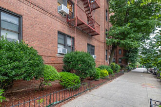 10010 67th Rd in Forest Hills, NY - Foto de edificio - Building Photo