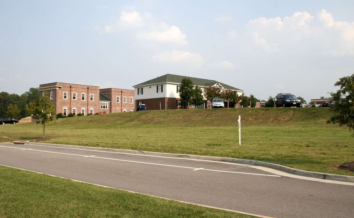 Fountain Square in Chester, VA - Building Photo