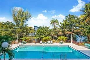 8775 Park Blvd in Miami, FL - Building Photo