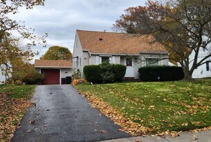 108 Glenbrook Rd in Rochester, NY - Building Photo