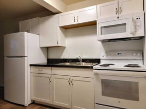 675 E Main St, Unit B2 in Ephrata, PA - Foto de edificio - Building Photo