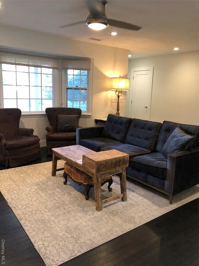 23 Hampton Harbor Rd in Hampton Bays, NY - Building Photo - Building Photo