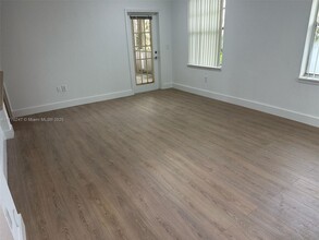 6630 W Sample Rd in Coral Springs, FL - Foto de edificio - Building Photo