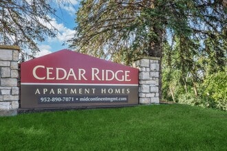 Cedar Ridge Apartments in Apple Valley, MN - Foto de edificio - Building Photo