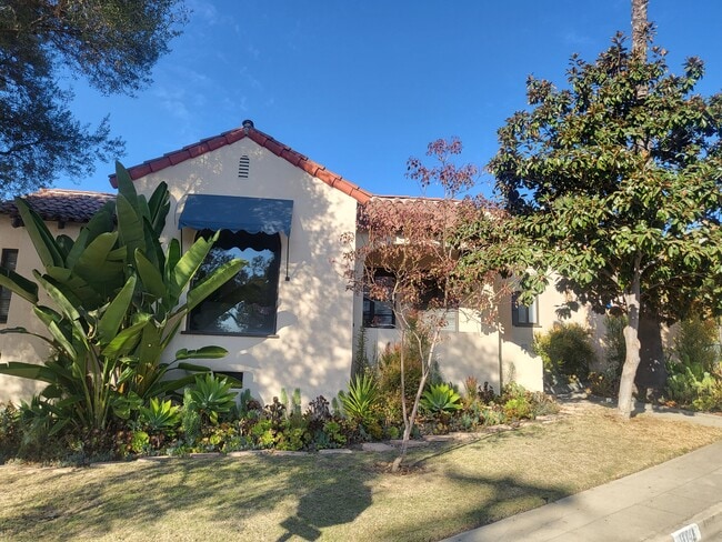 property at 1146 Avoca Ave