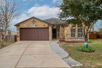 1012 Estival Dr in Kyle, TX - Foto de edificio - Building Photo