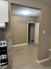 1011 Alexander Hamilton Dr in San Antonio, TX - Foto de edificio - Building Photo