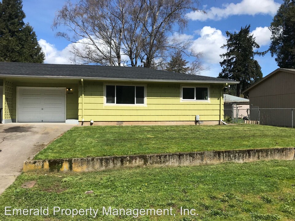 47693 Beaver St in Oakridge, OR - Foto de edificio