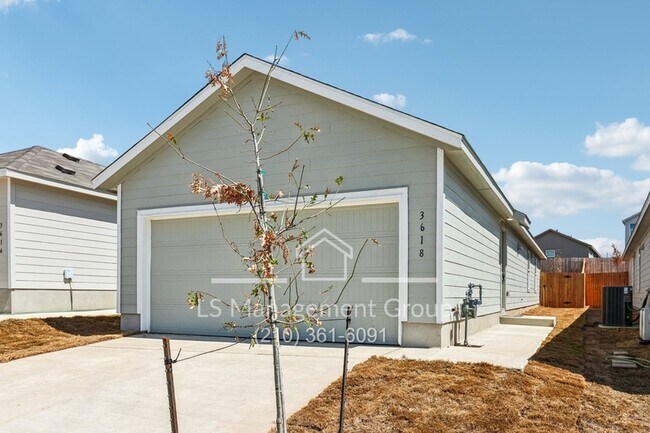 3618 Amber Glade in San Antonio, TX - Building Photo - Building Photo