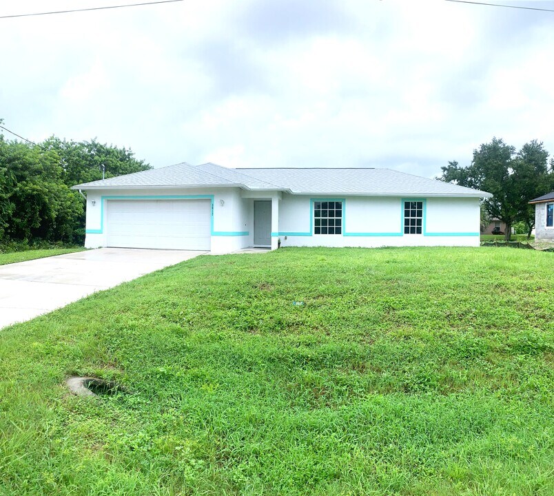 3012 2nd St SW in Lehigh Acres, FL - Building Photo