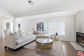 9820 Yoakum Dr in Beverly Hills, CA - Foto de edificio - Building Photo