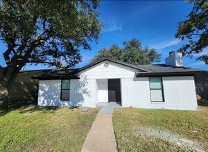 10525 Big Thicket Dr in Dallas, TX - Building Photo - Building Photo