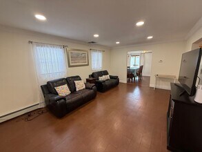 556 W Park Ave in Long Beach, NY - Building Photo - Building Photo