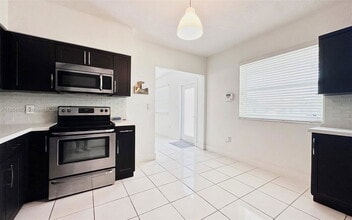 7222 SW 34th St in Miami, FL - Building Photo - Building Photo