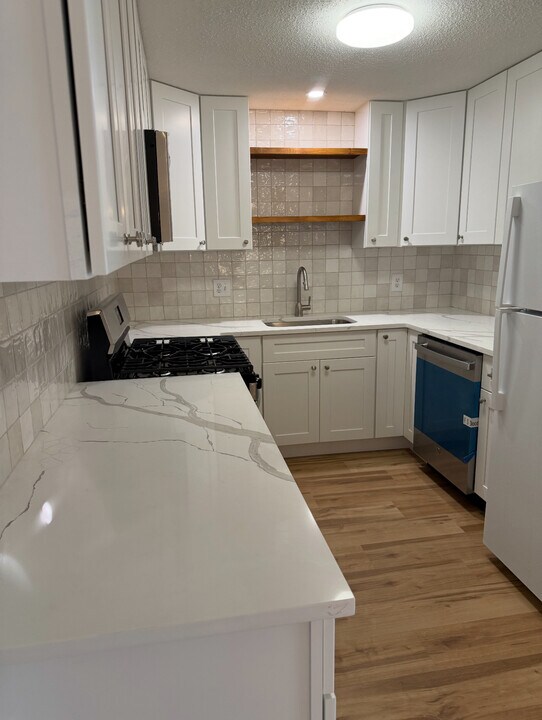 5 Lancelot Ct, Unit Lancelot court in Salem, NH - Building Photo