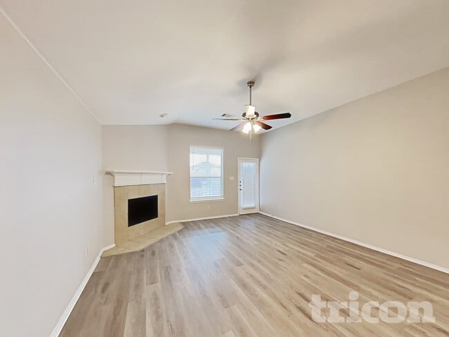 8605 Autumn Creek Trail in Fort Worth, TX - Foto de edificio - Building Photo