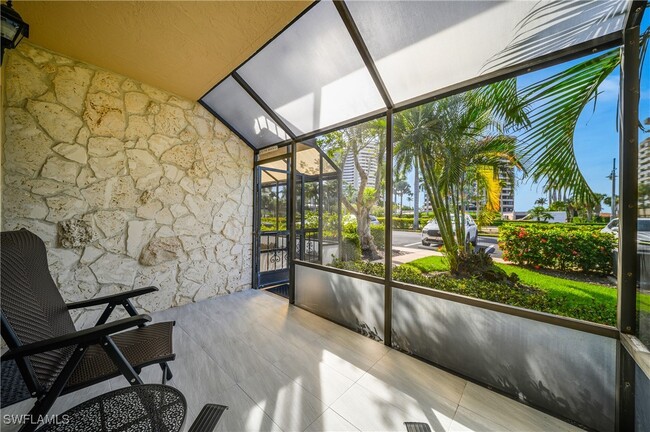 201 S Collier Blvd in Marco Island, FL - Foto de edificio - Building Photo